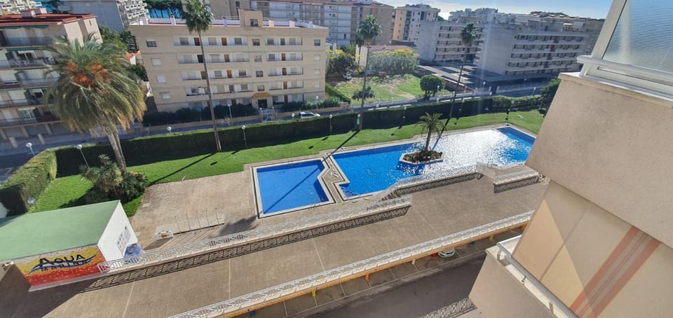 Swimming pool, sunbed