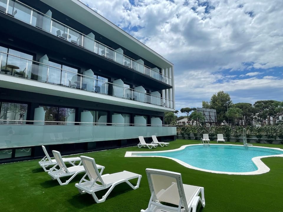 Property building, Garden, Swimming pool