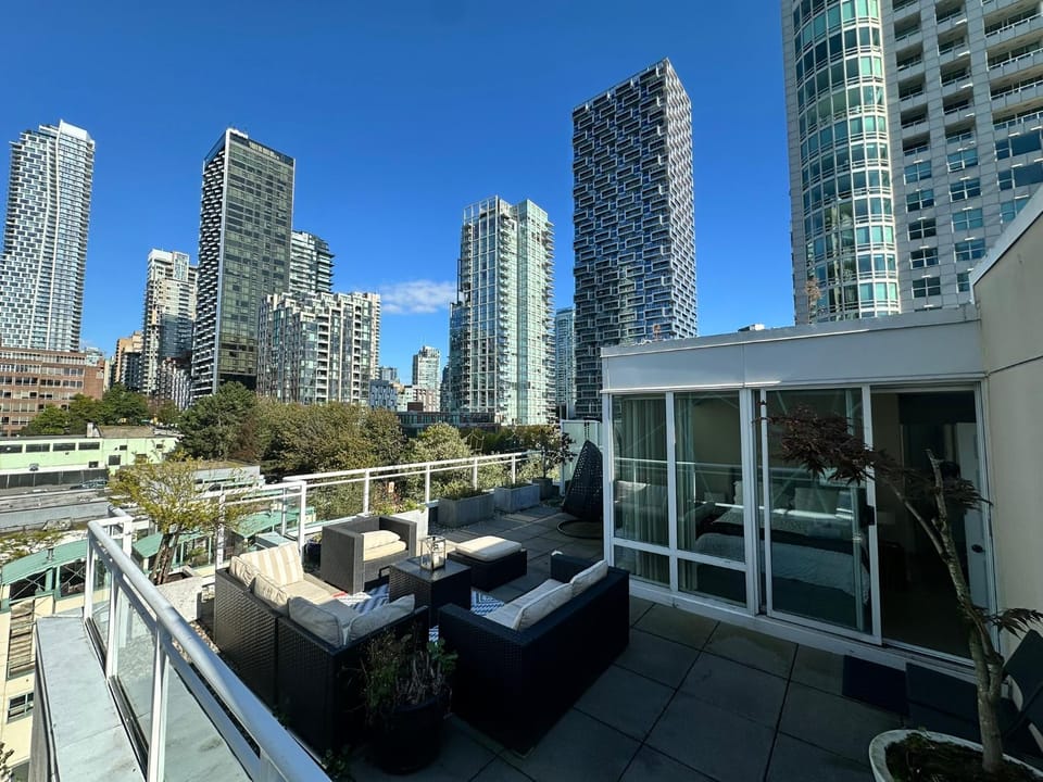 Penthouses of Beach Ave Apartment in Vancouver