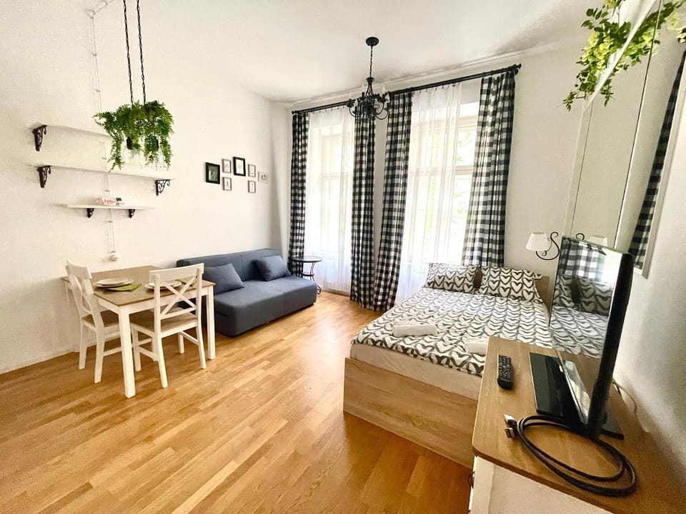 Bed, TV and multimedia, Living room
