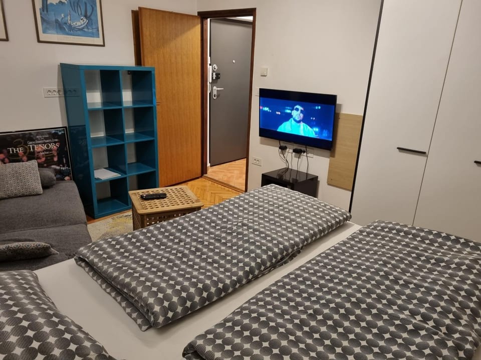 City lights 1 BR, 15 min to the main square Apartment in City of Zagreb