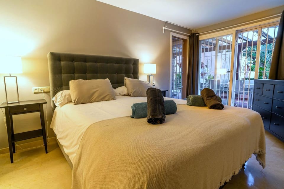 Bed, Photo of the whole room, Bedroom, towels