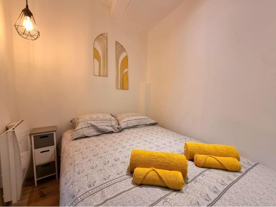 Bed, Photo of the whole room, Bedroom, towels