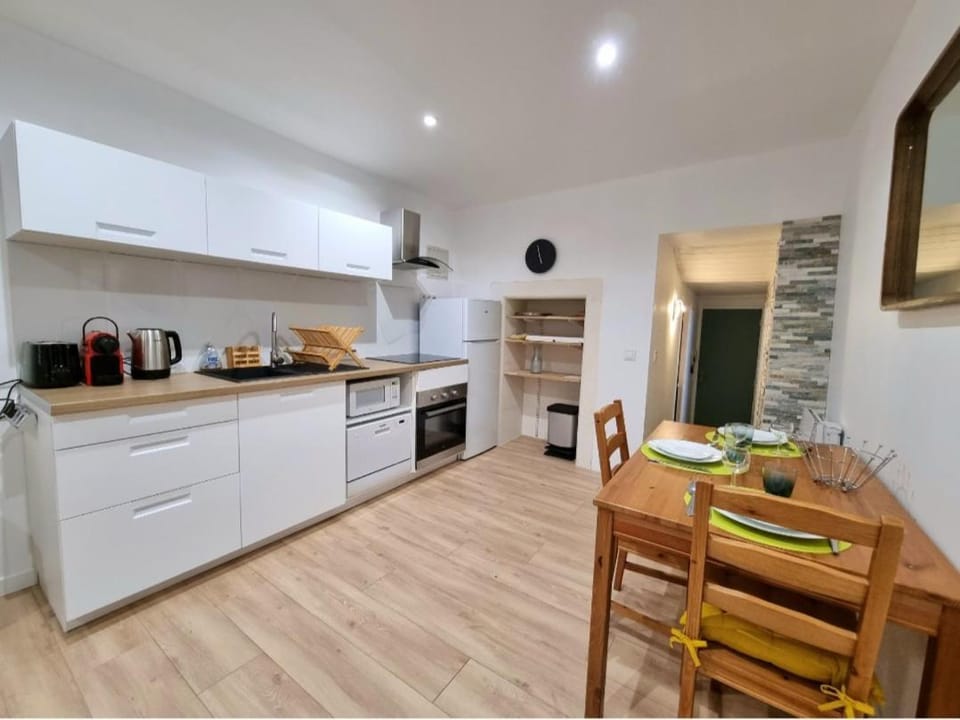 Kitchen or kitchenette, Dining area