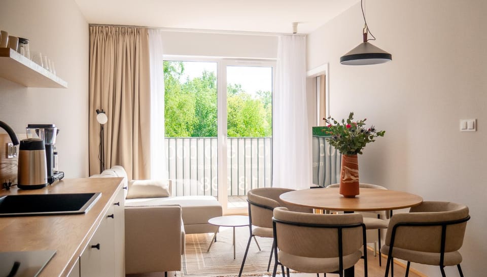 Coffee/tea facilities, Kitchen or kitchenette, Living room, Seating area, Dining area