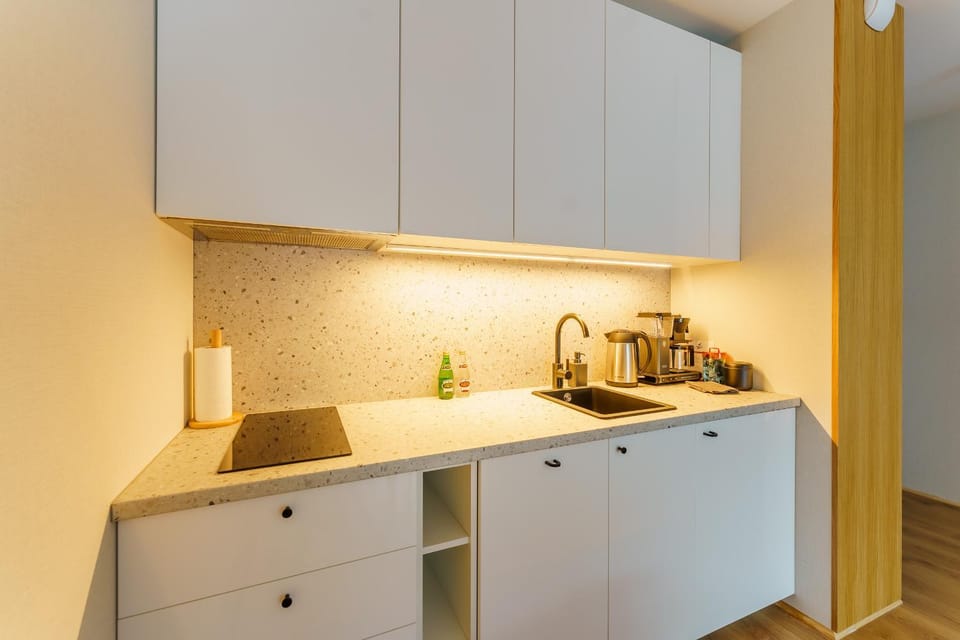 Coffee/tea facilities, Kitchen or kitchenette, stove