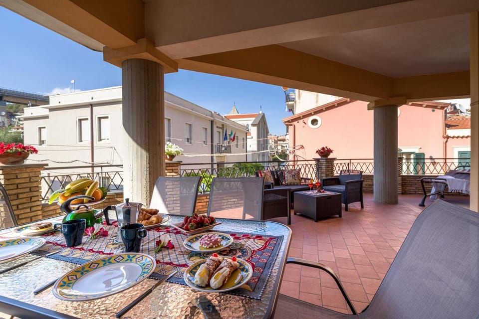 Loft Angolo Sul Mare Apartment in Letojanni