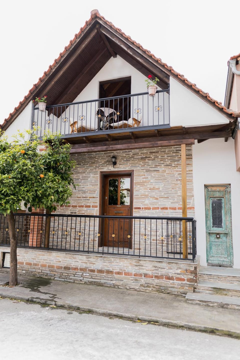 Property building, Day, Balcony/Terrace