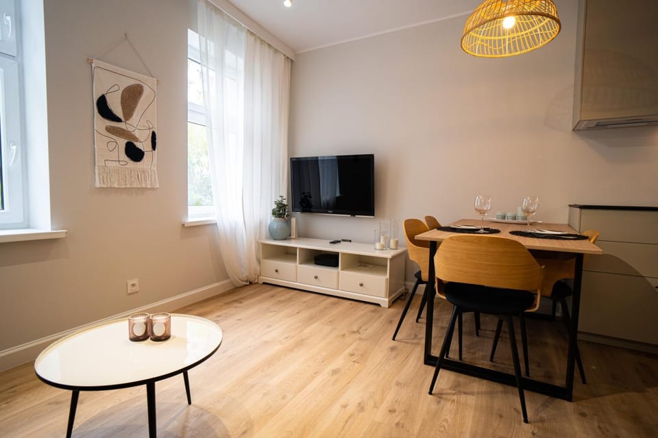 TV and multimedia, Living room, Seating area, Dining area, Evening entertainment