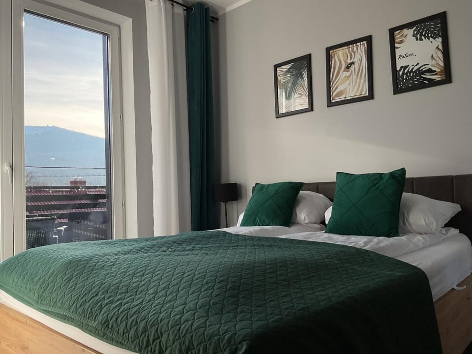 Bedroom, Mountain view