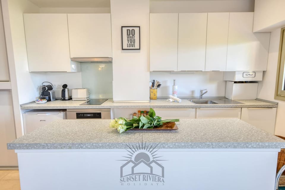 Coffee/tea facilities, Kitchen or kitchenette, dishwasher, stove, toaster