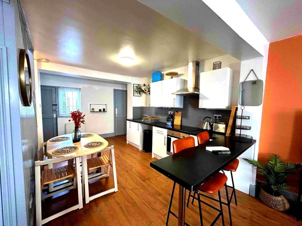 Charming 2BR Cottage in Devon | Fully Equipped & Cosy Retreat Country House in Teignmouth