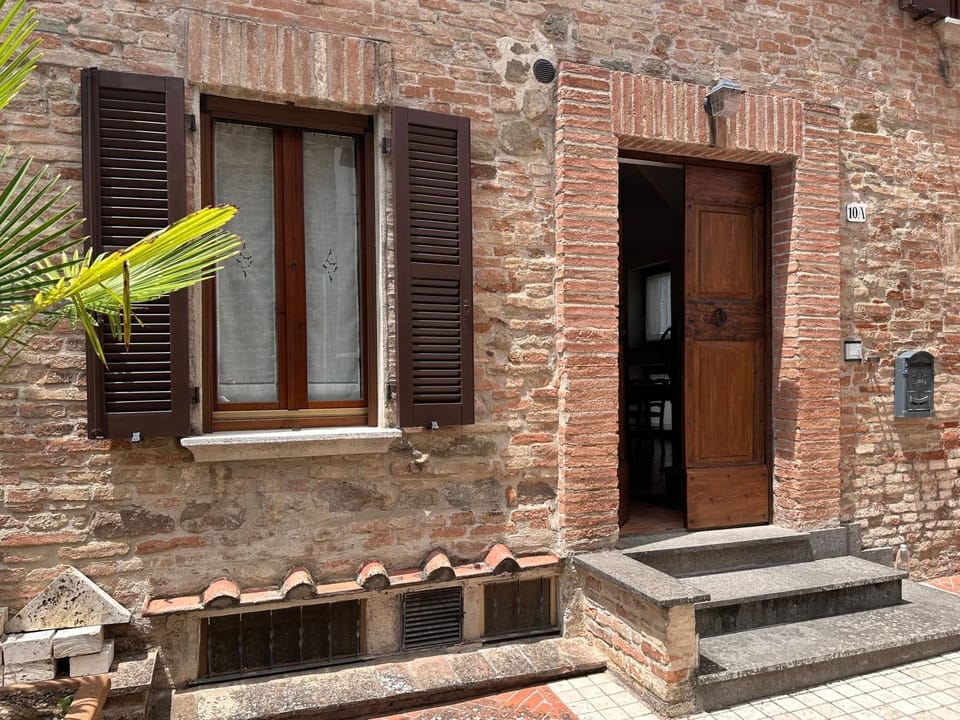 Property building, Facade/entrance, Day