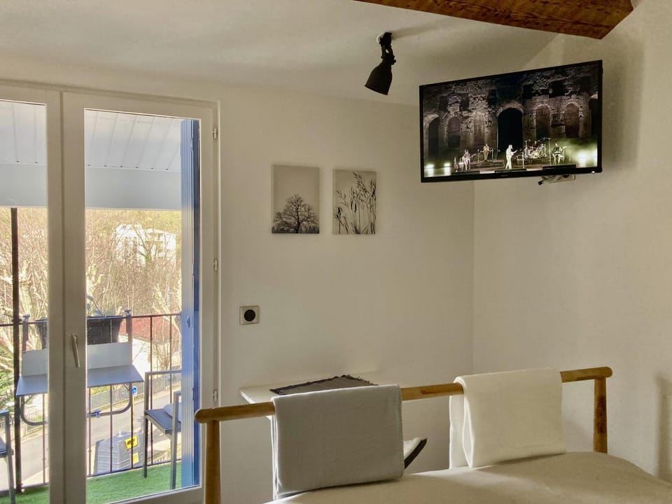 TV and multimedia, Seating area, Dining area