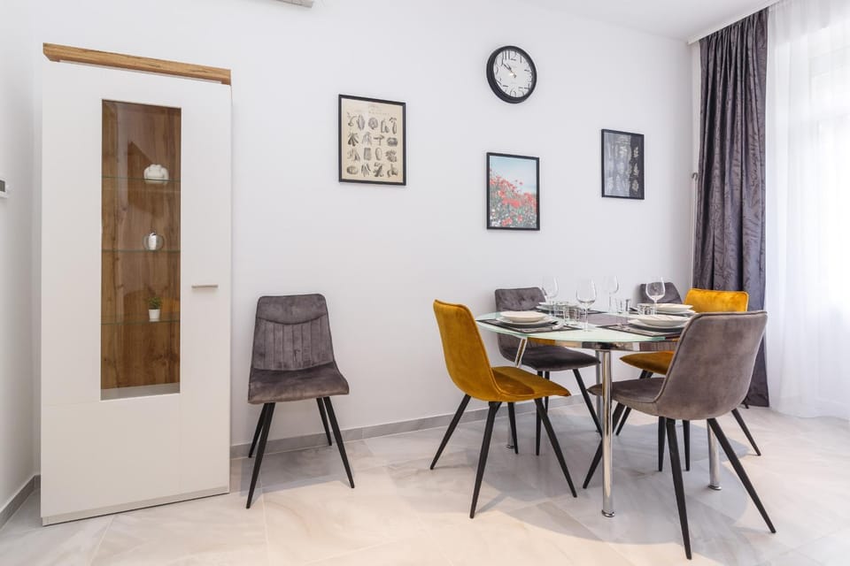 Living room, Seating area, Dining area, air conditioner