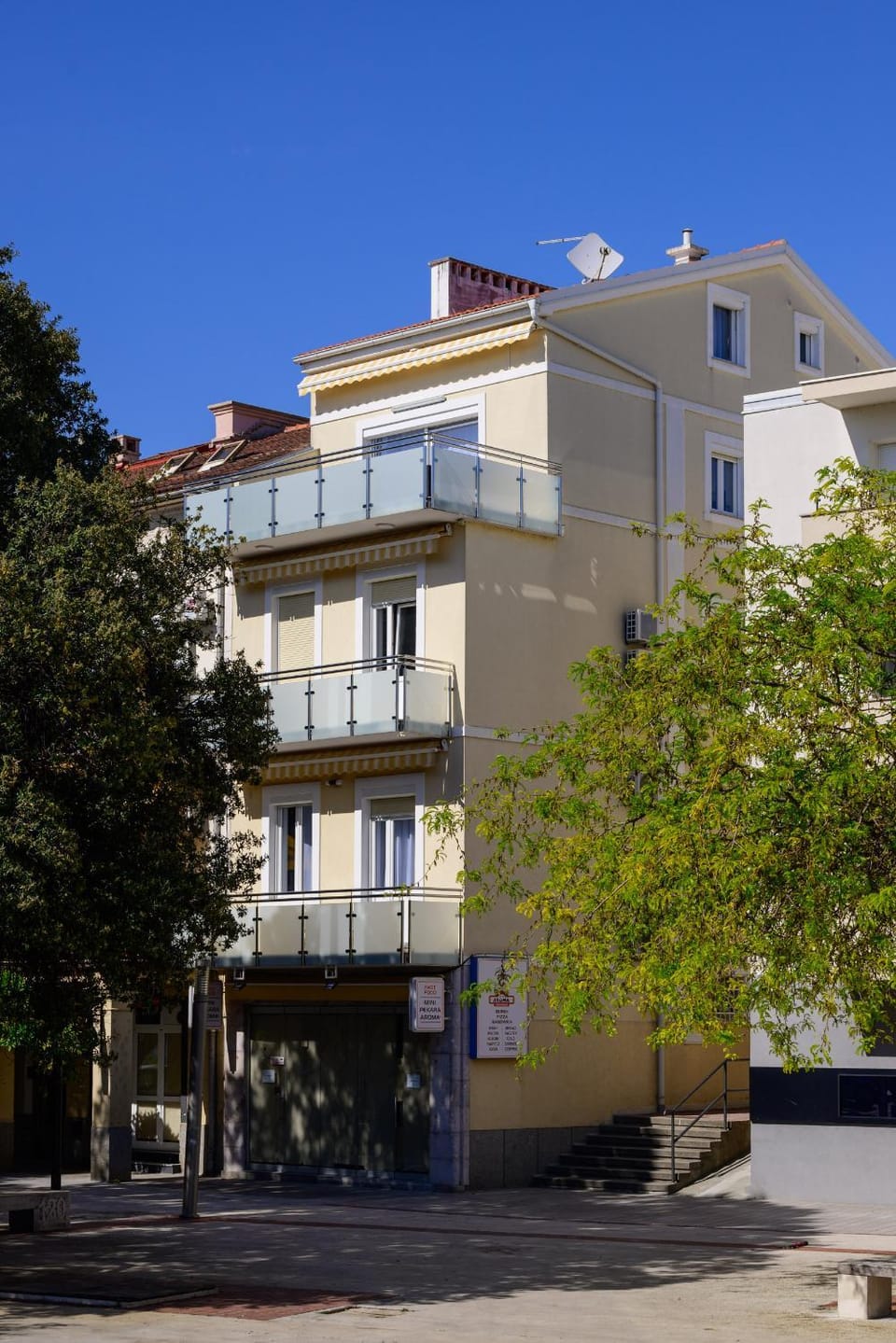 Property building, Day, Natural landscape, Balcony/Terrace