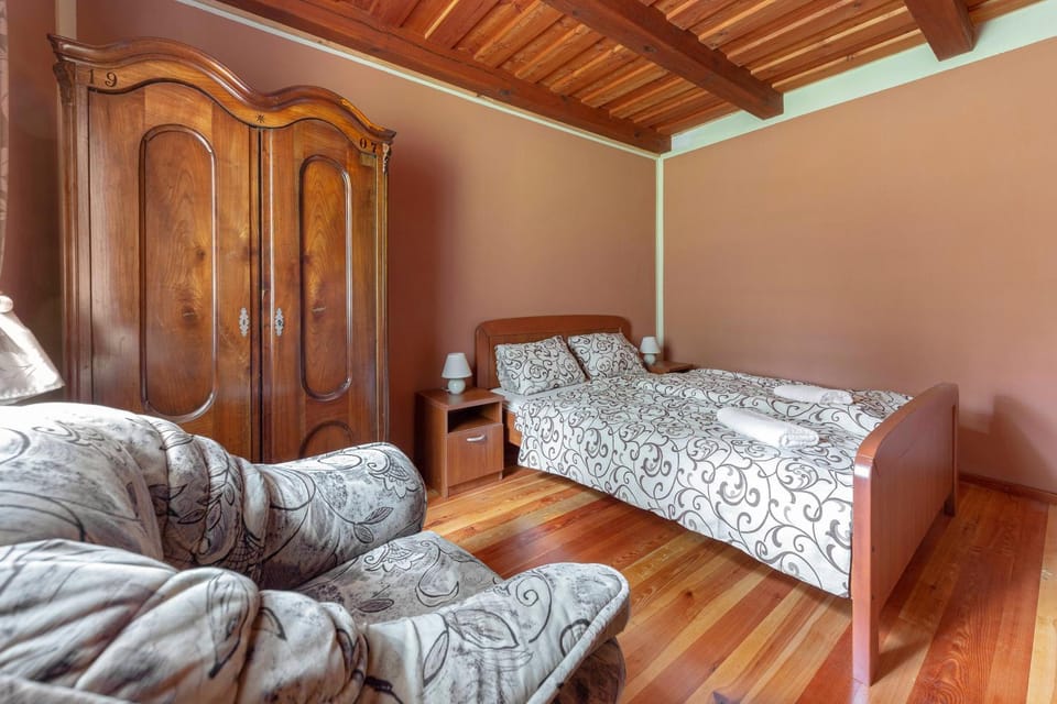 Bed, Seating area, Bedroom, wardrobe