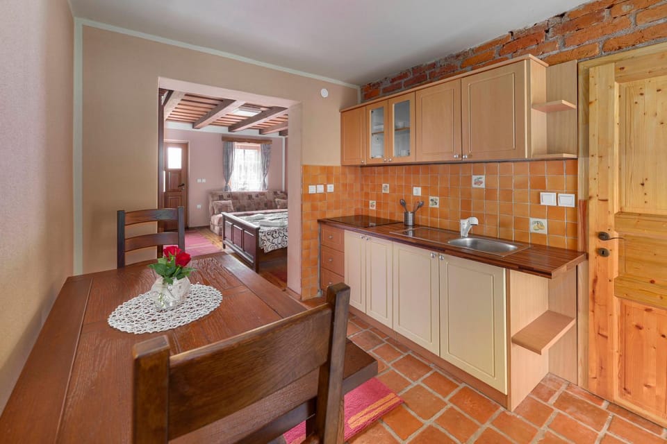 Kitchen or kitchenette, Seating area, Dining area, stove