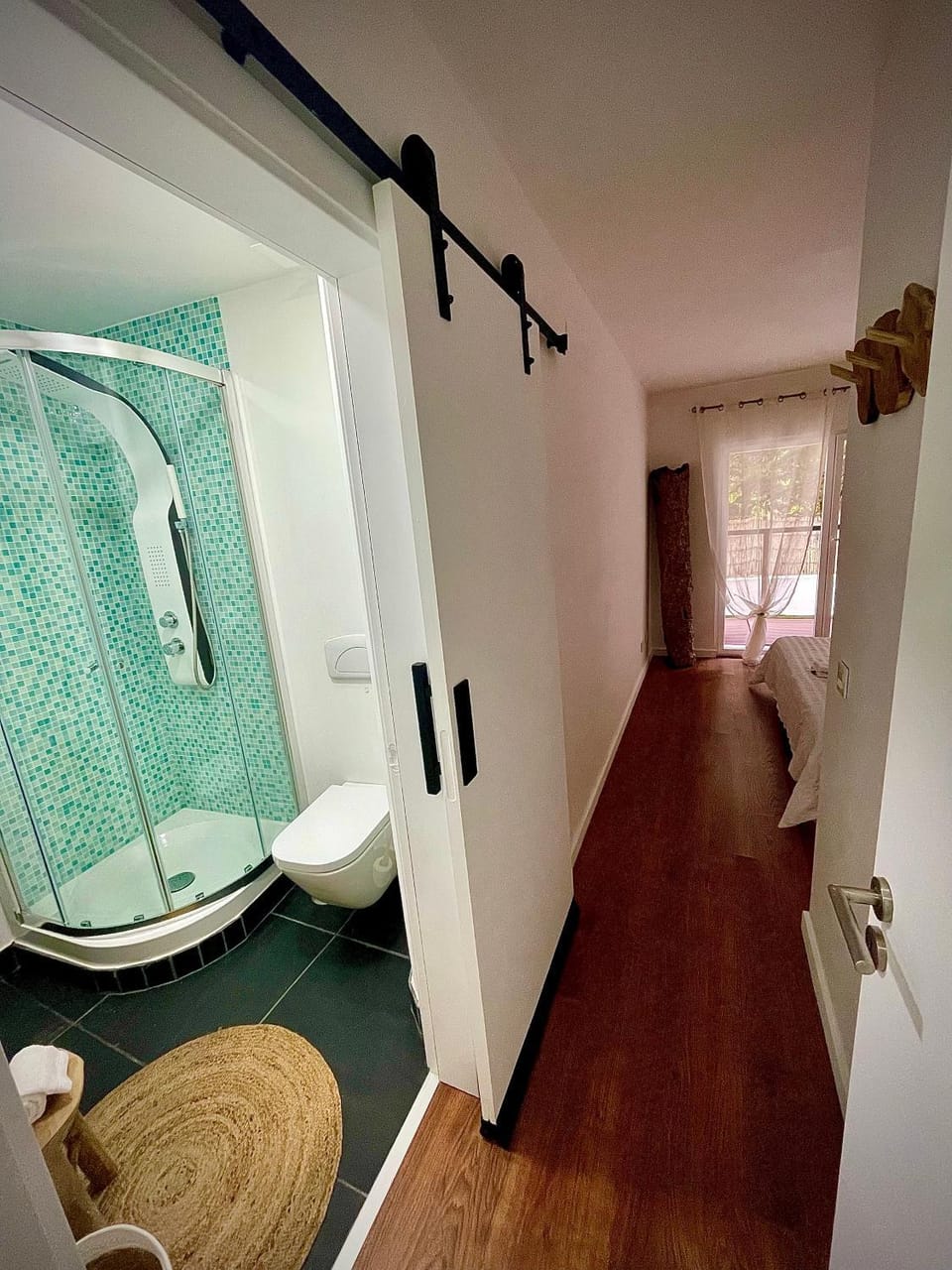 Shower, Toilet, Bed, Bathroom, Bedroom, towels