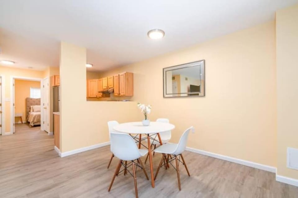 Kitchen or kitchenette, Living room, Seating area, Dining area