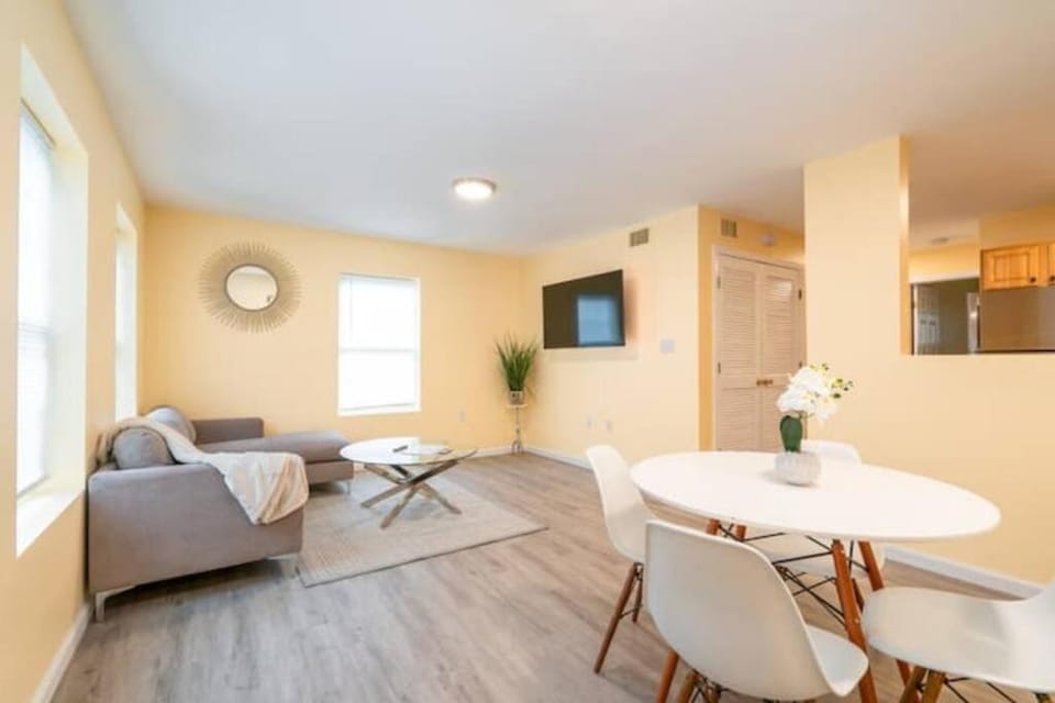 TV and multimedia, Kitchen or kitchenette, Living room, Seating area, Dining area