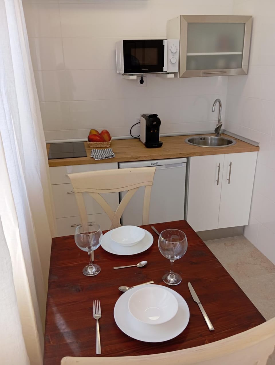 Coffee/tea facilities, Kitchen or kitchenette, microwave, stove