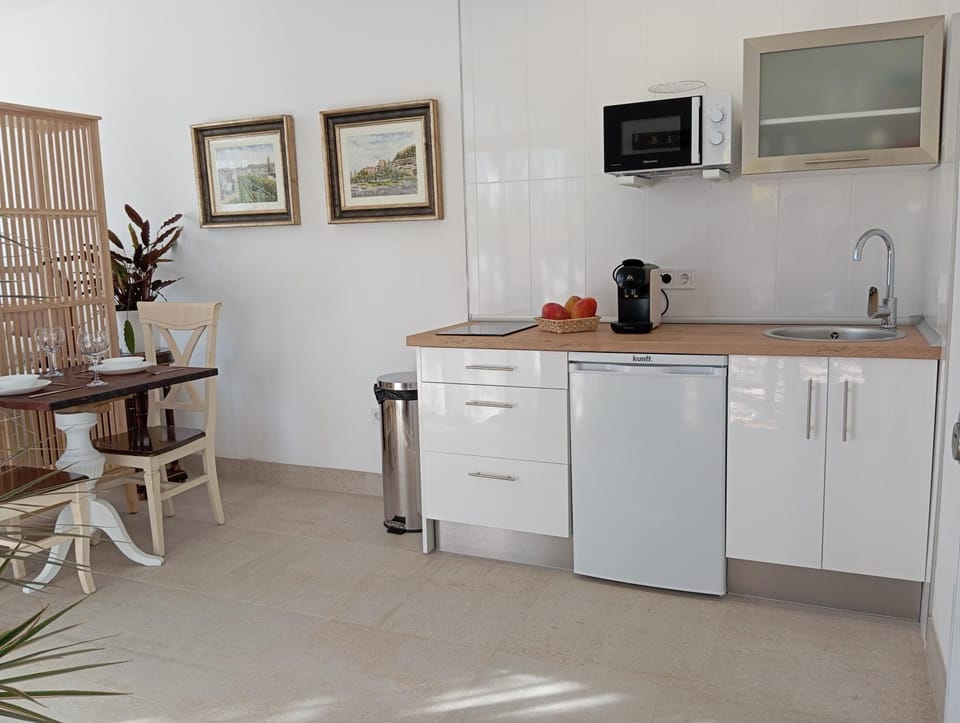 Coffee/tea facilities, Kitchen or kitchenette, microwave, stove