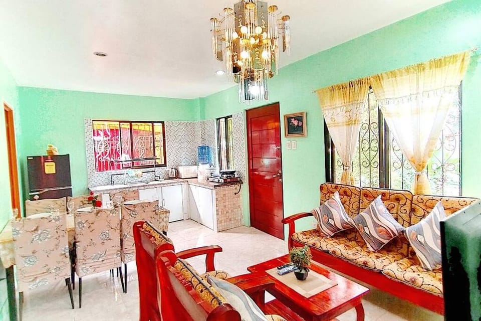 Family Friendly Entire House 4 minutes to Beach House in Central Visayas