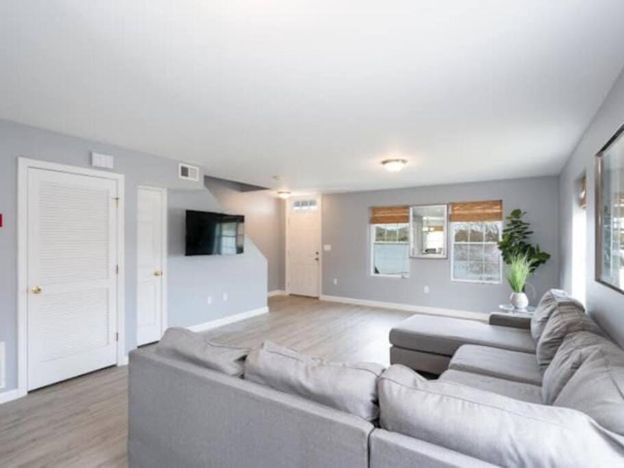 Communal lounge/ TV room, TV and multimedia, Living room, Seating area, Evening entertainment
