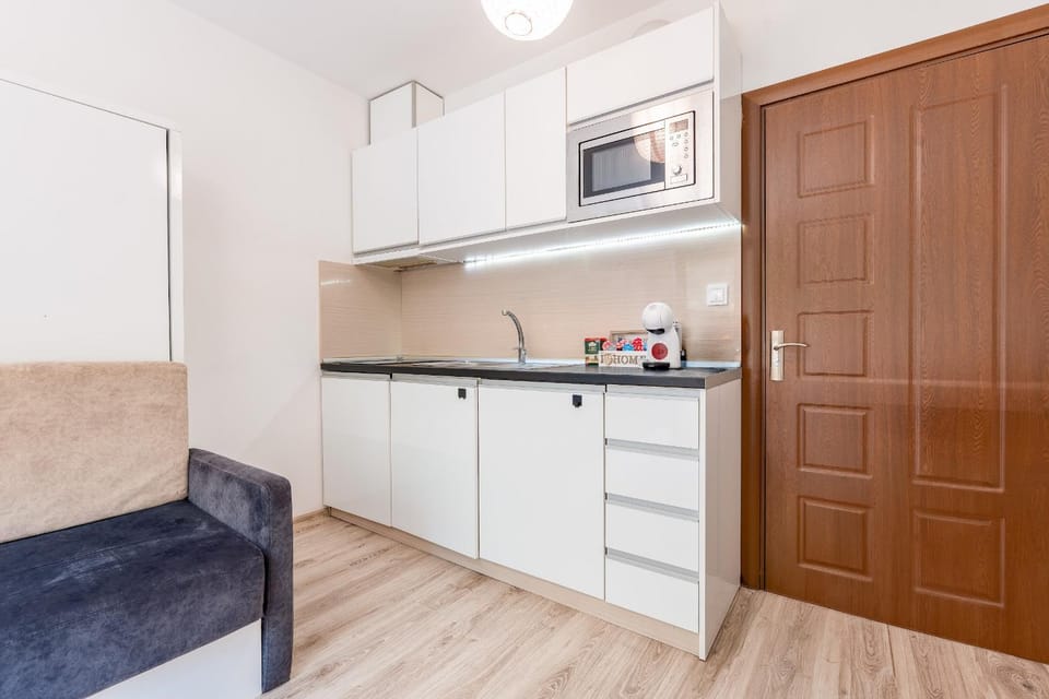 Coffee/tea facilities, Kitchen or kitchenette, Seating area, microwave