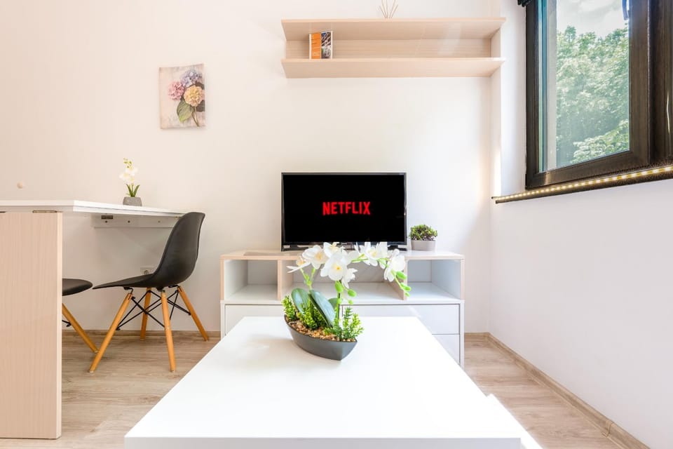 TV and multimedia, Seating area, Dining area
