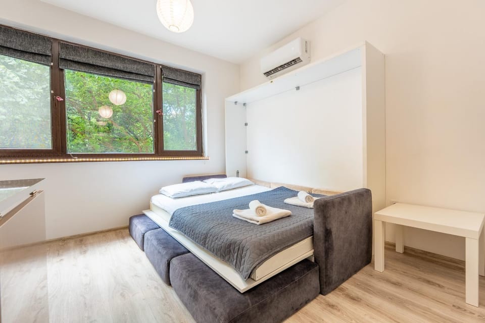 Bed, towels, air conditioner