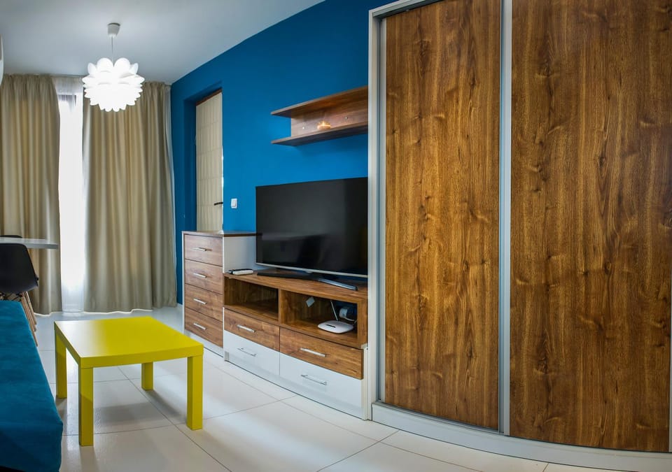 Communal lounge/ TV room, TV and multimedia, wardrobe