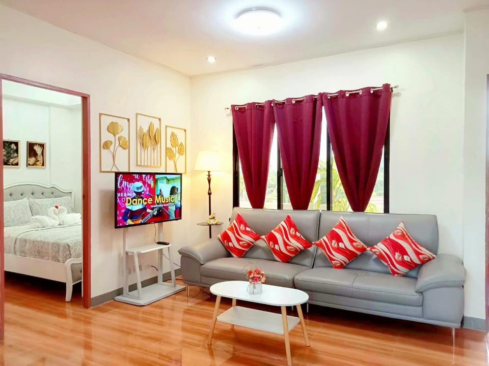 Retreat to a Stylish Flat w/ Balcony + Garden View Apartment in Central Visayas