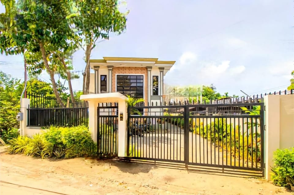 Retreat to a Stylish Flat w/ Balcony + Garden View Apartment in Central Visayas