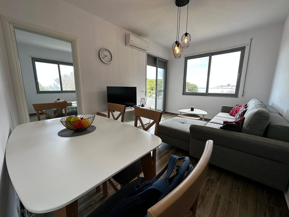 TV and multimedia, Seating area, Dining area