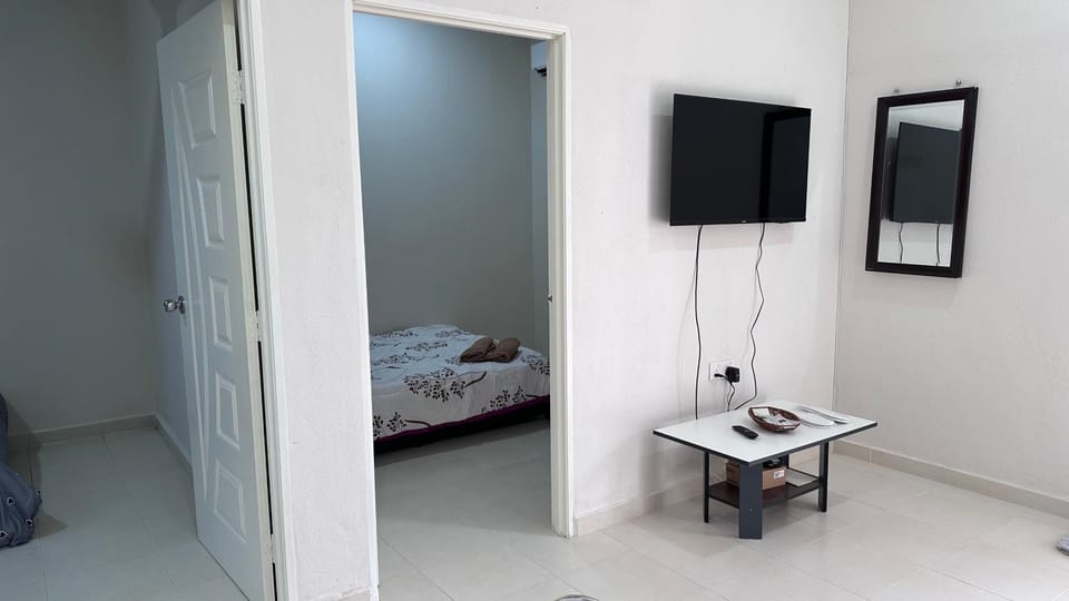 Bed, TV and multimedia, Photo of the whole room, Bedroom