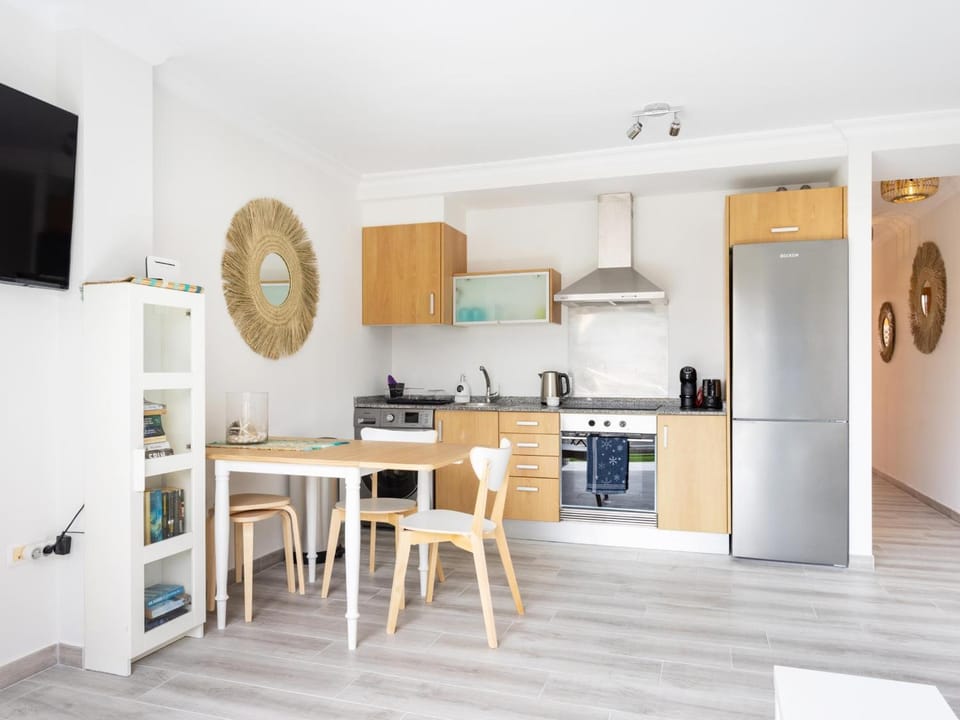 Moderno apartamento junto al mar con balcón, aparcamiento y Wi-Fi - ES-279-11 Apartment in Icod de los Vinos