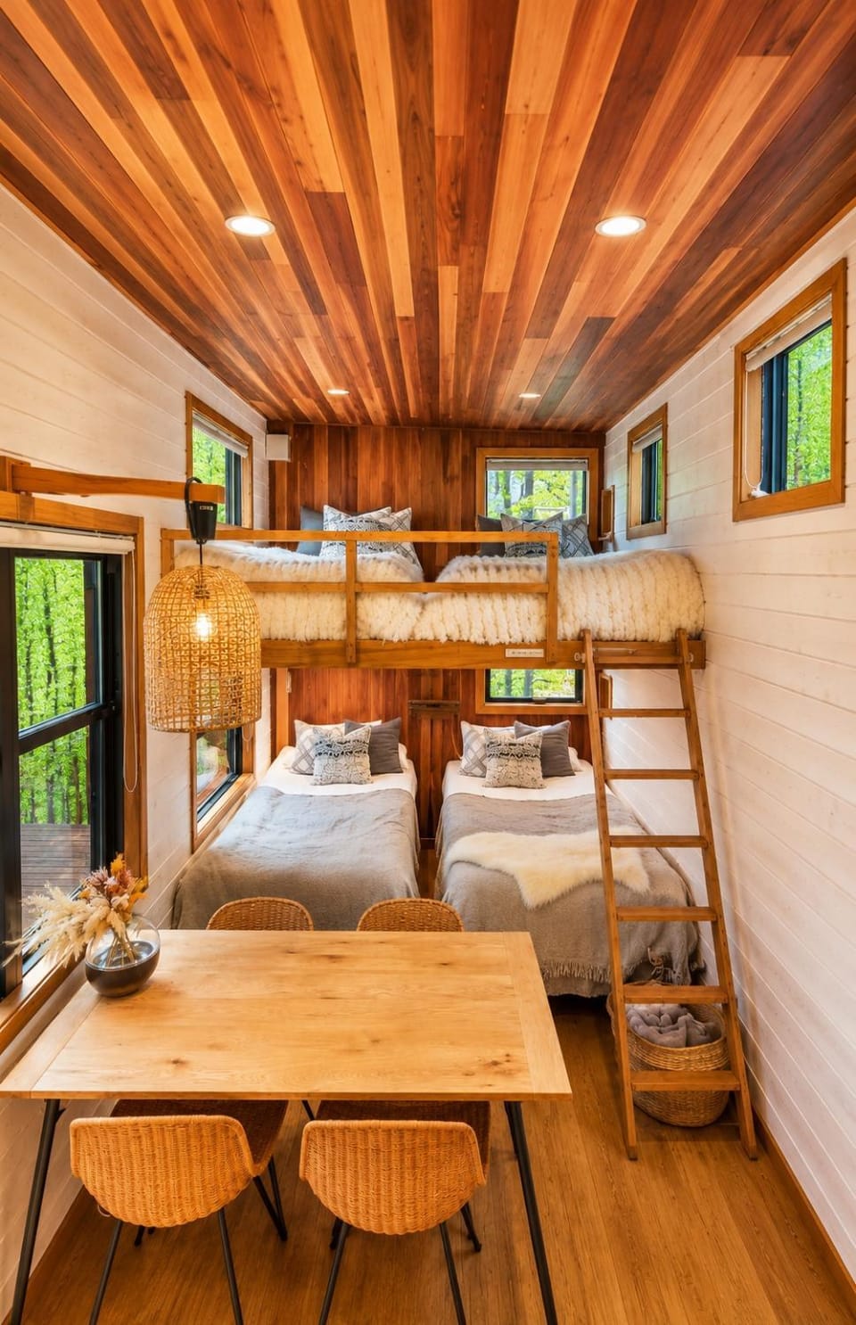 Bed, Dining area, Bedroom