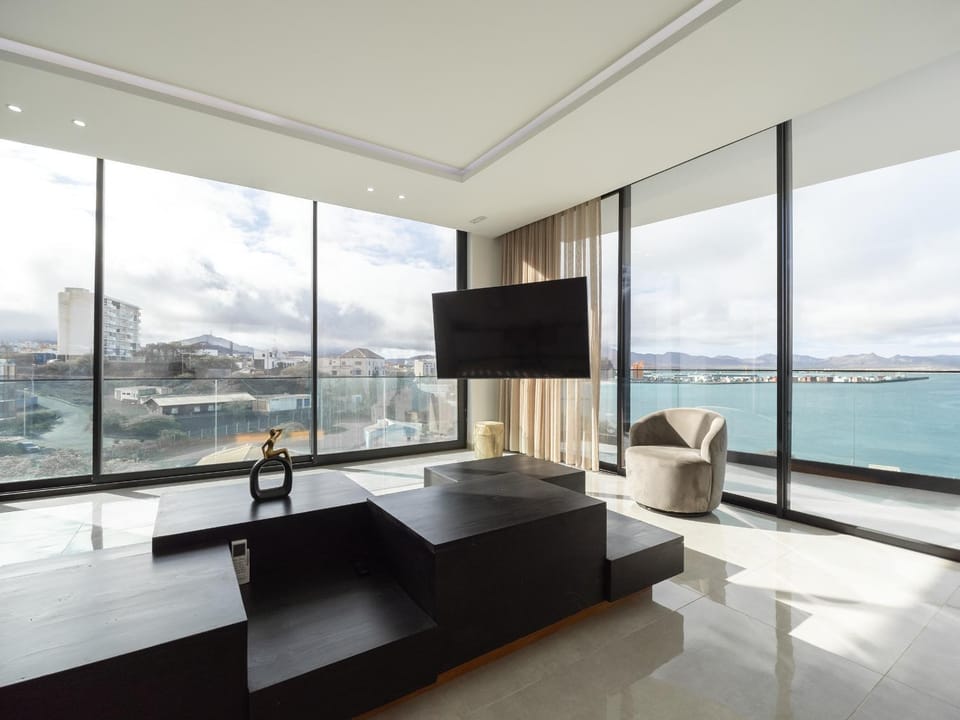 Communal lounge/ TV room, TV and multimedia, Beach, Sea view