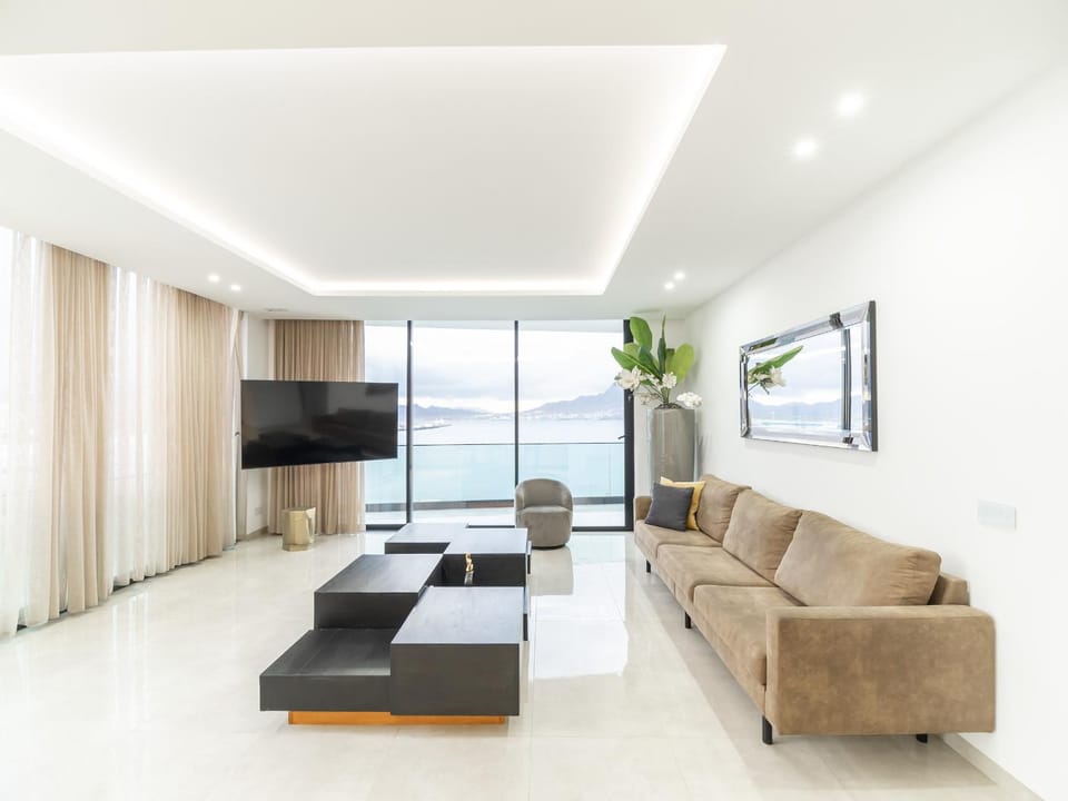 Communal lounge/ TV room, TV and multimedia, View (from property/room), Living room, Mountain view, Sunset