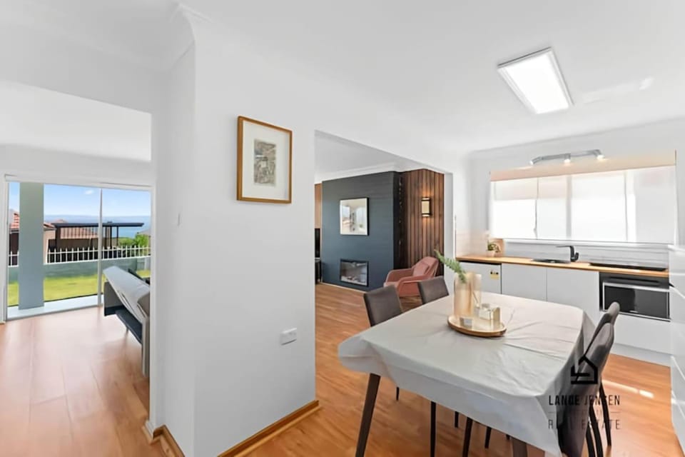 Kitchen or kitchenette, Dining area, oven, stove