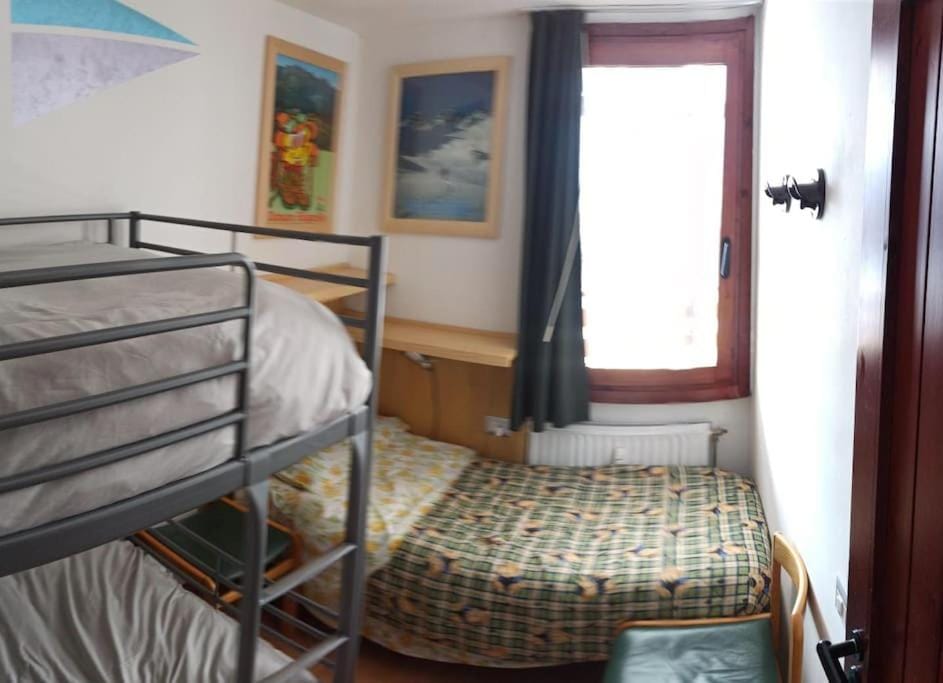 Photo of the whole room, Bedroom, bunk bed