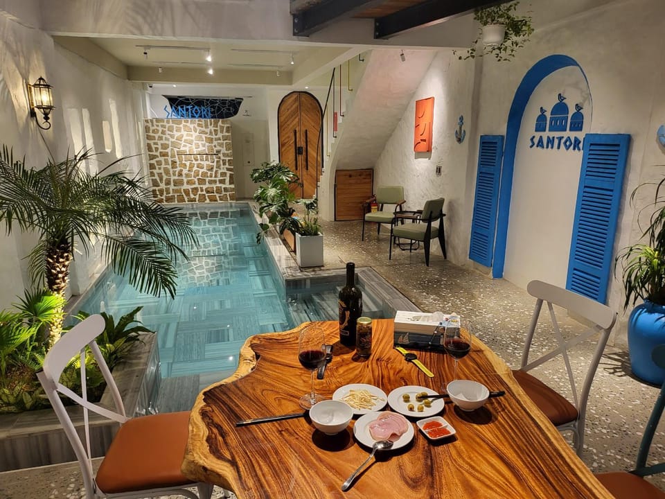 Dining area, Pool view, Swimming pool