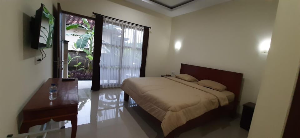 Bed, TV and multimedia, Bedroom