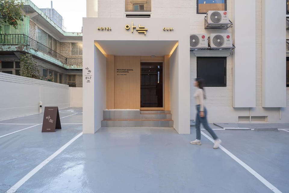 Facade/entrance
