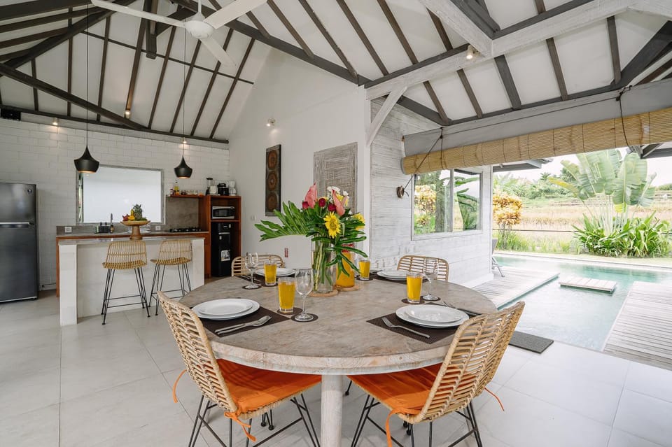 Kitchen or kitchenette, Seating area, Dining area, Pool view, Swimming pool