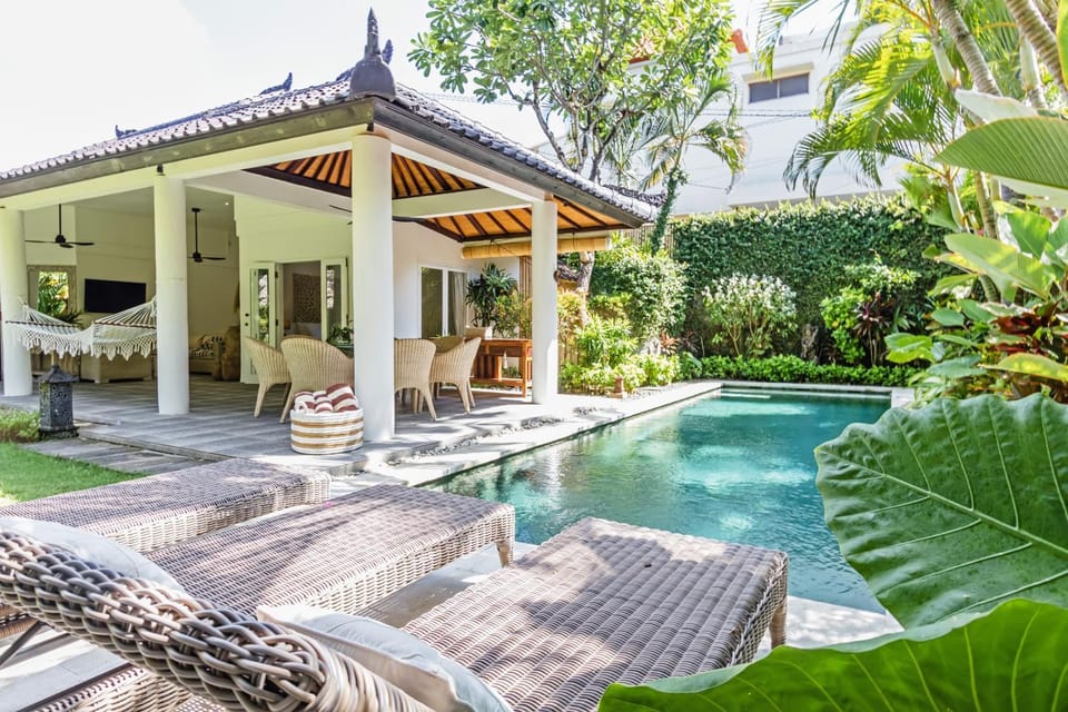 Swimming pool, sunbed