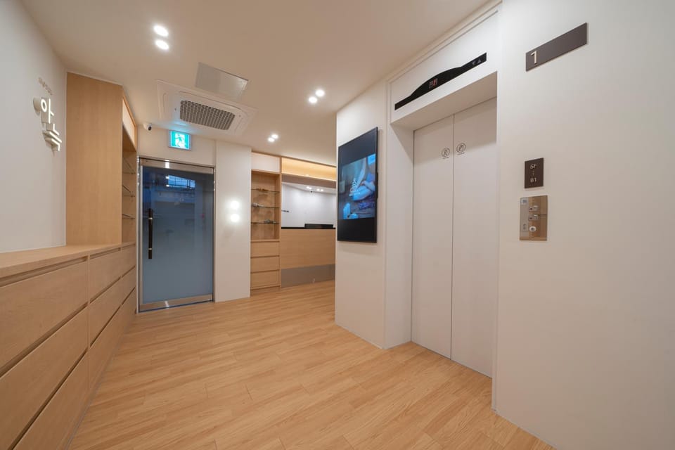 elevator, air conditioner