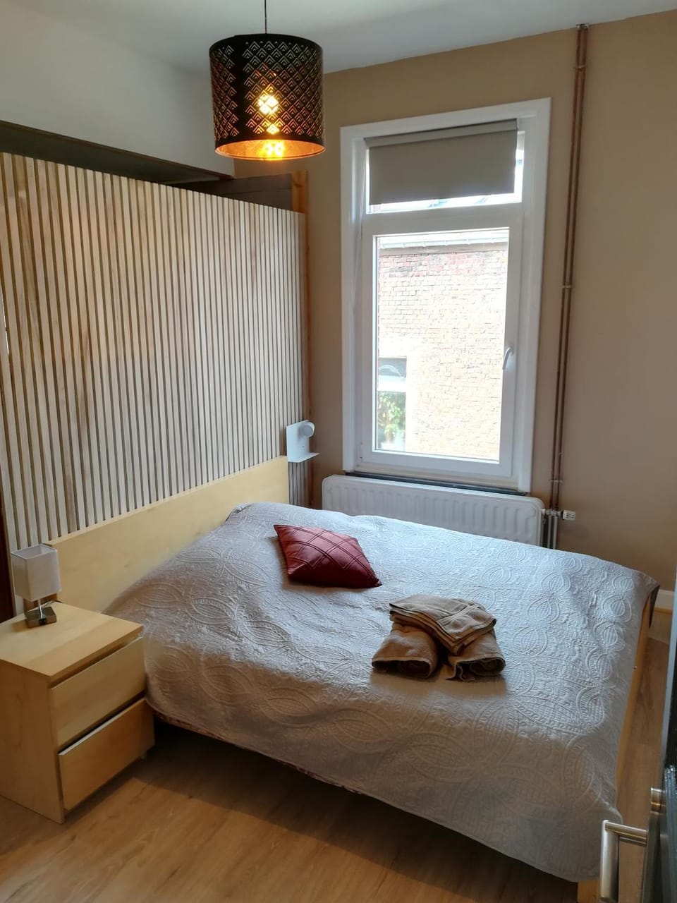 Photo of the whole room, Bedroom